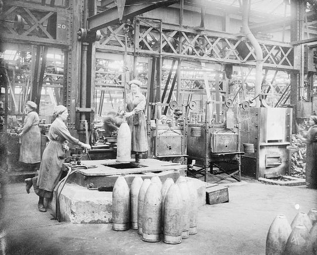 Munitionettes manufacturing artillery shells