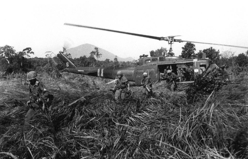 US soldiers running out of a Bell UH-1D Iroquois "Huey"