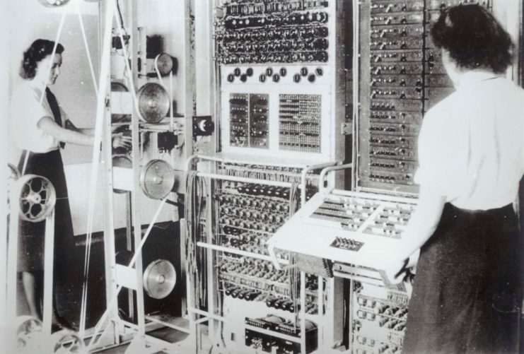 Two WRENS working on a Colossus computer