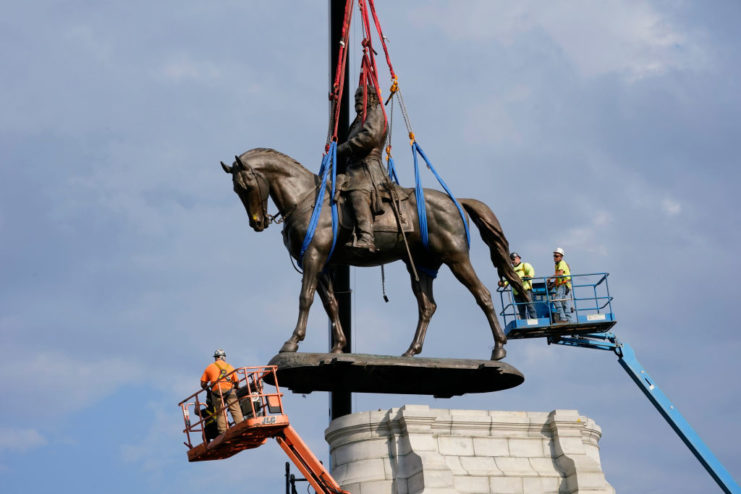 Robert E. Lee statue held in the air by harnesses
