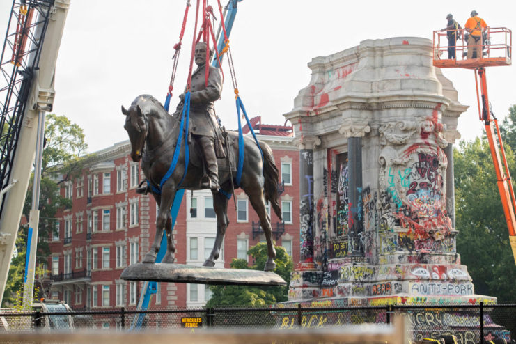 Robert E. Lee statue held in air by harnesses