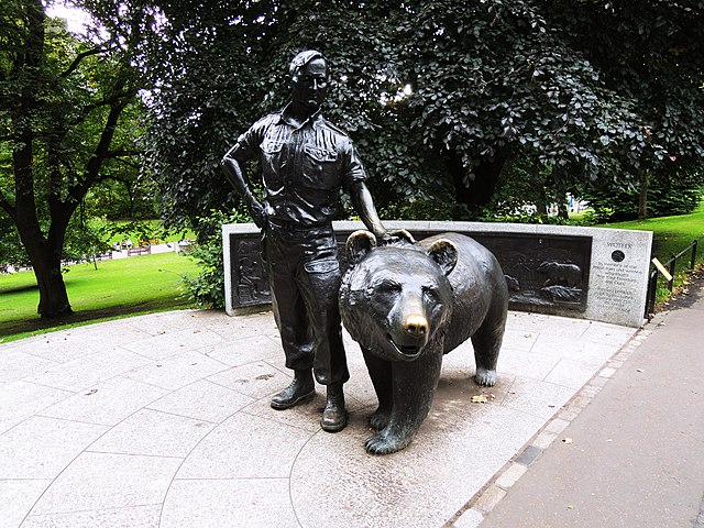 Statue of Wojtek and a Polish soldier