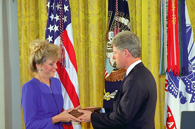 President Bill Clinton presenting Carmen Gordon with the Medal of Honor