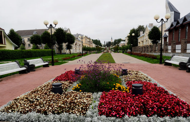 Garden and boulevard in the center of Sillimae town in Estonia. (Picture © Geoff Moore / www.thetraveltrunk.net )