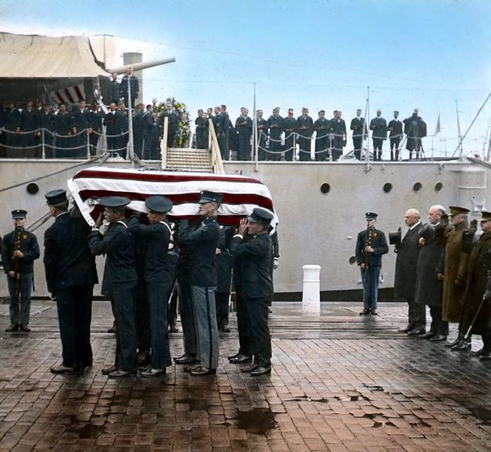 US Navy personnel holding the flag-draped casket of the American Unknown
