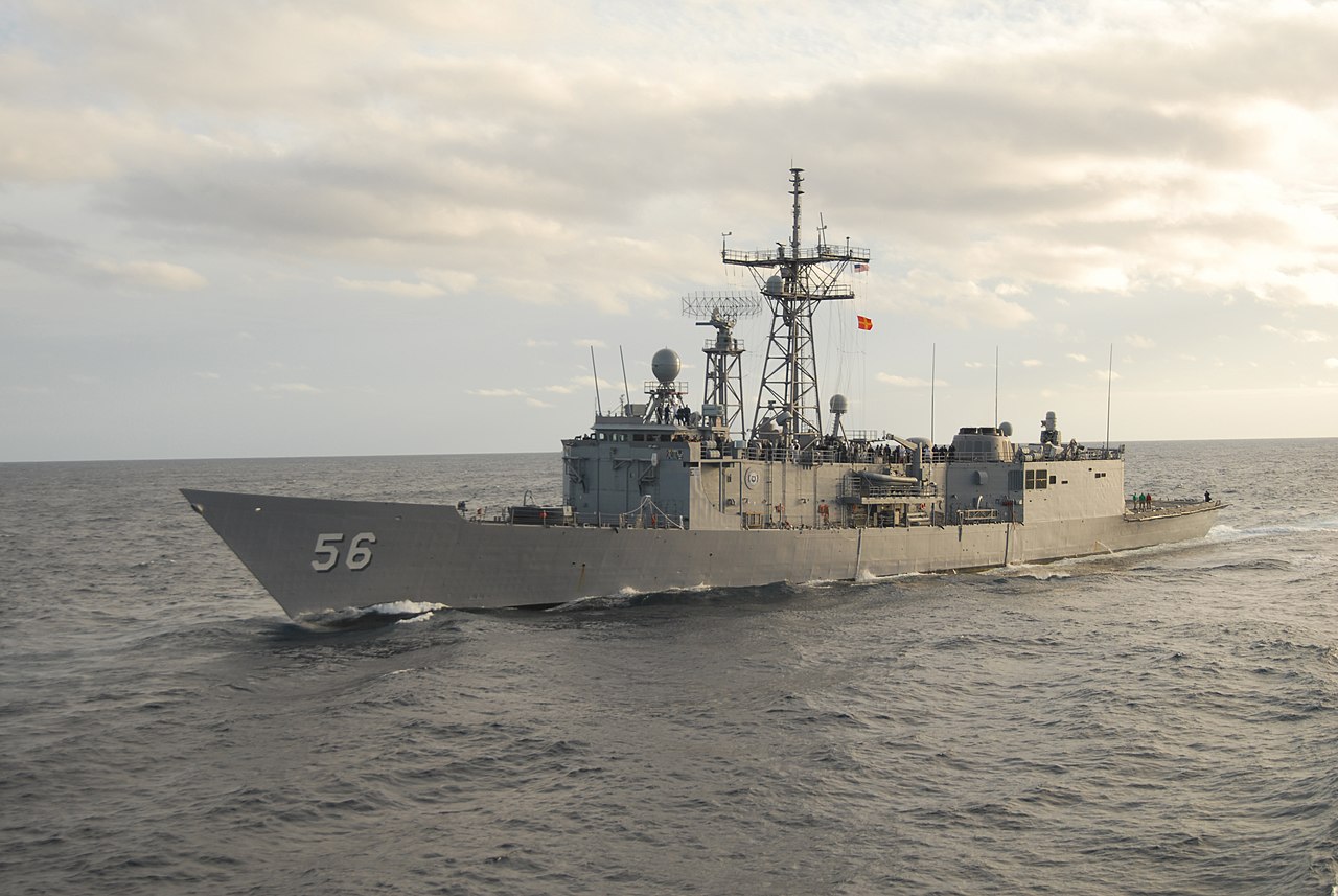 Guided missile frigate USS Simpson (FFG 56) pulls up alongside guided missile destroyer USS Bainbridge (DDG 96) during maneuvering exercises in the Atlantic Ocean. (Photo Credit: US Navy / Public Domain)