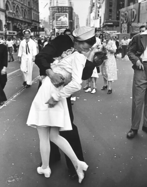 Sailor kissing a woman in Times Square