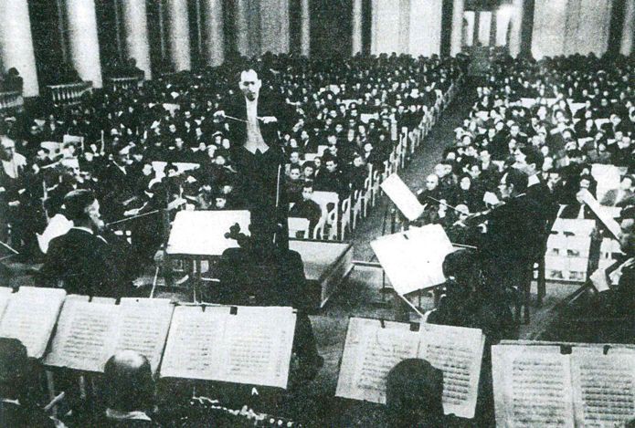 Leningrad premiere of Shostakovich Symphony No 7