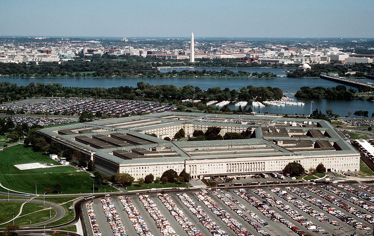 Southwesterly view (1998) with the Potomac River and Washington Monument in background (Photo Credit: DoD photo by Master Sgt. Ken Hammond, U.S. Air Force / Wikipedia)