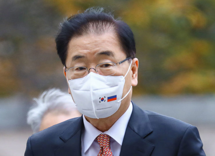 South Korean Foreign Minister Chung Eui-yong wearing a face mask