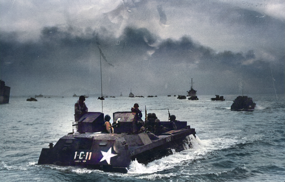 US Marines in amphibious assault craft moving towards Inchon