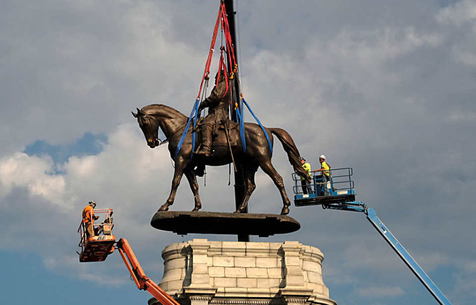 Robert E. Lee statue being hoisted off of its pedestal with harnesses