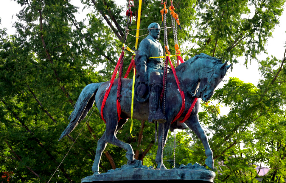 Statue of Robert E. Lee atop a horse being lifted