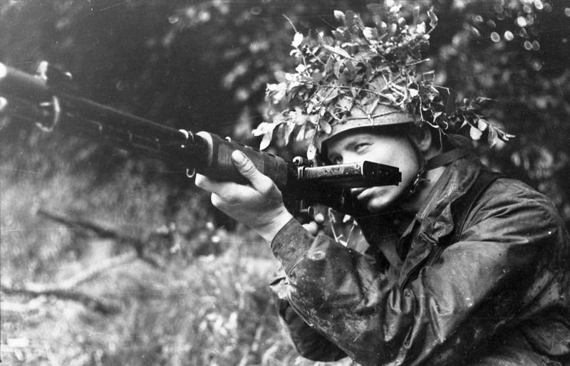 A soldier with his FG 42. (Photo Credit: Bundesarchiv, Bild 101I-720-0344-11 / Vennemann, Wolfgang / CC-BY-SA 3.0)