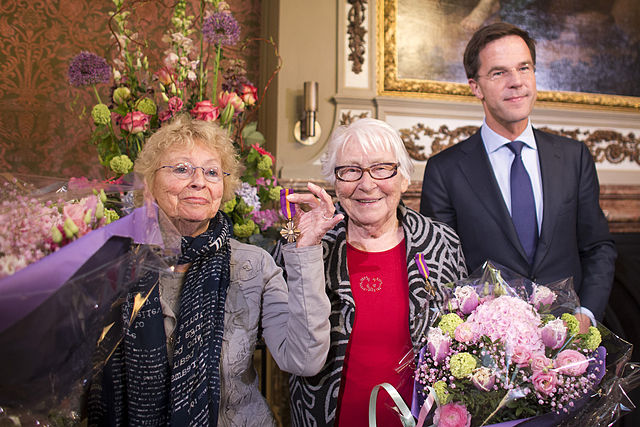 Freddie and Truus Oversteegen standing with Dutch prime minister Mark Rutte