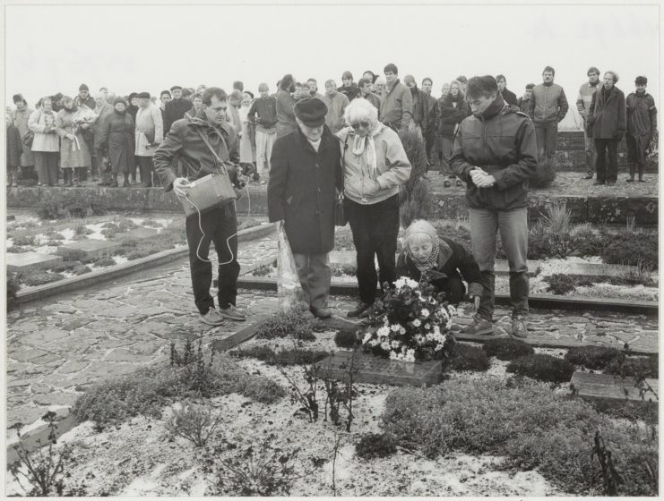 Truus Oversteegen and others at Hannie Schaft's memorial