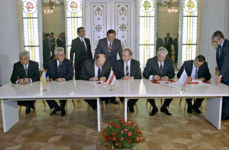 Boris Yeltsin and Leonid Kravchuk sitting at a table with other politicians