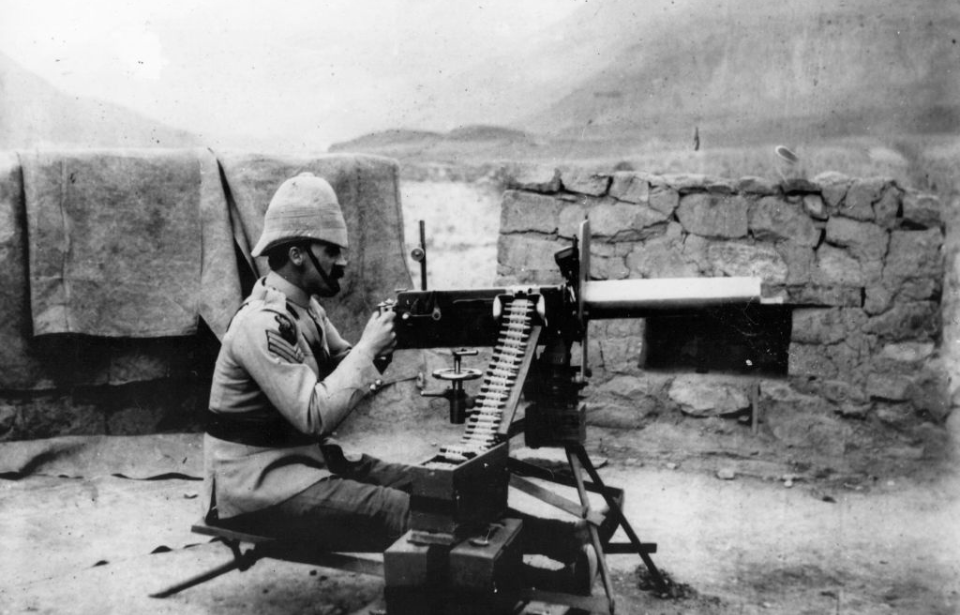 Soldier aiming a Maxim gun