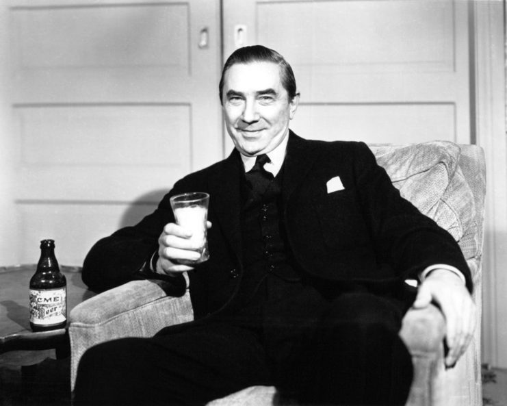 Bela Lugosi enjoys a beer in 1940