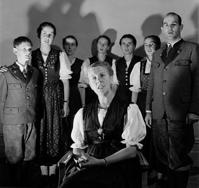 Maria von Trapp sits in the center surrounded by Georg von Trapp and six of their children