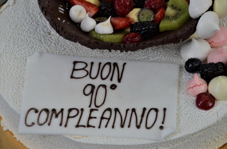 Birthday cake with "BUON 90 COMPLEANNO!" written in chocolate