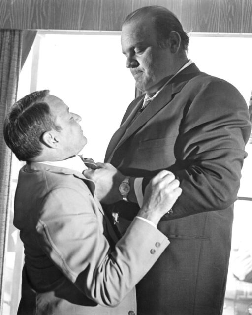 Dan Blocker threatening Frank Sinatra in 'Lady in Cement'