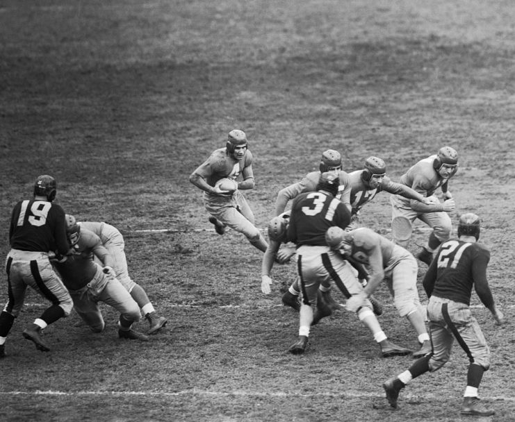 Members of the Cleveland Rams and New York Giants playing football