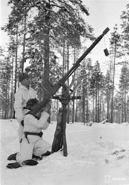 Two Finnish soldiers aiming a Lahti L-39