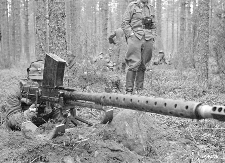 Finnish soldiers crouched behind a Lahti L-39