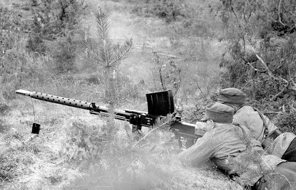 Two Finnish soldiers lying behind a Lahti L-39