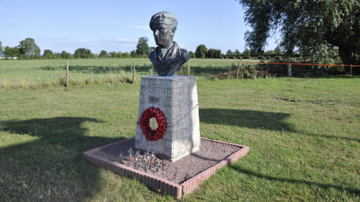 Statue featuring the bust of Lt. Col. Otway at the Merville museum