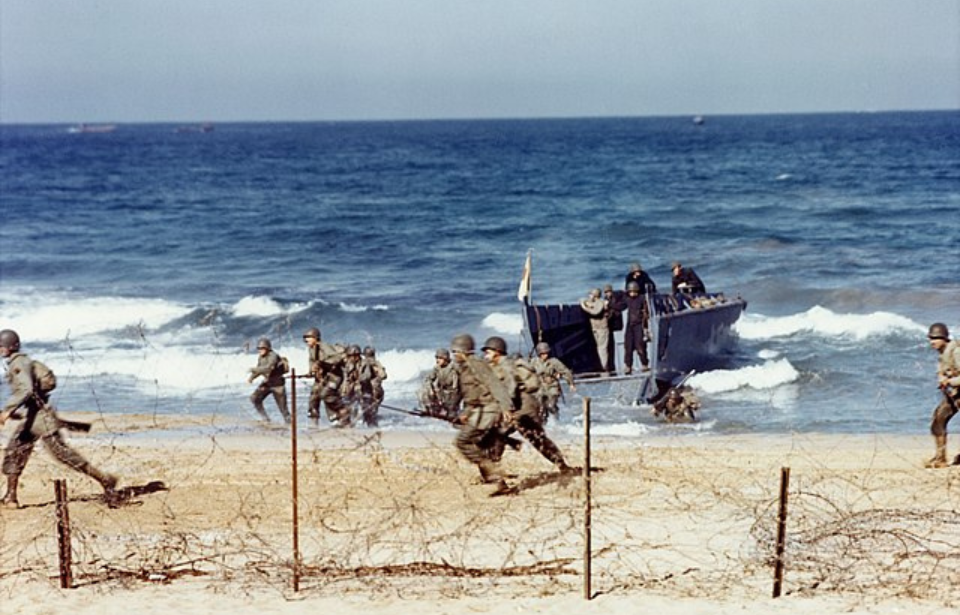 Members of the French Foreign Legion landing on a beach