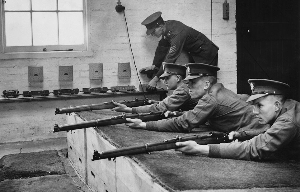 British soldiers training on Lee-Enfield repeating rifles