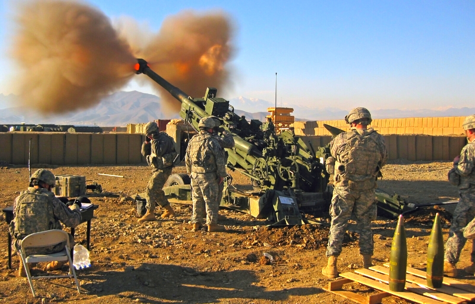 US soldiers firing an M777 howitzer