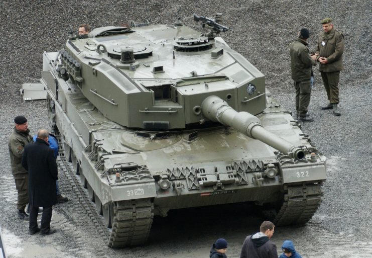 Overhead view of a Leopard 2A4 tank