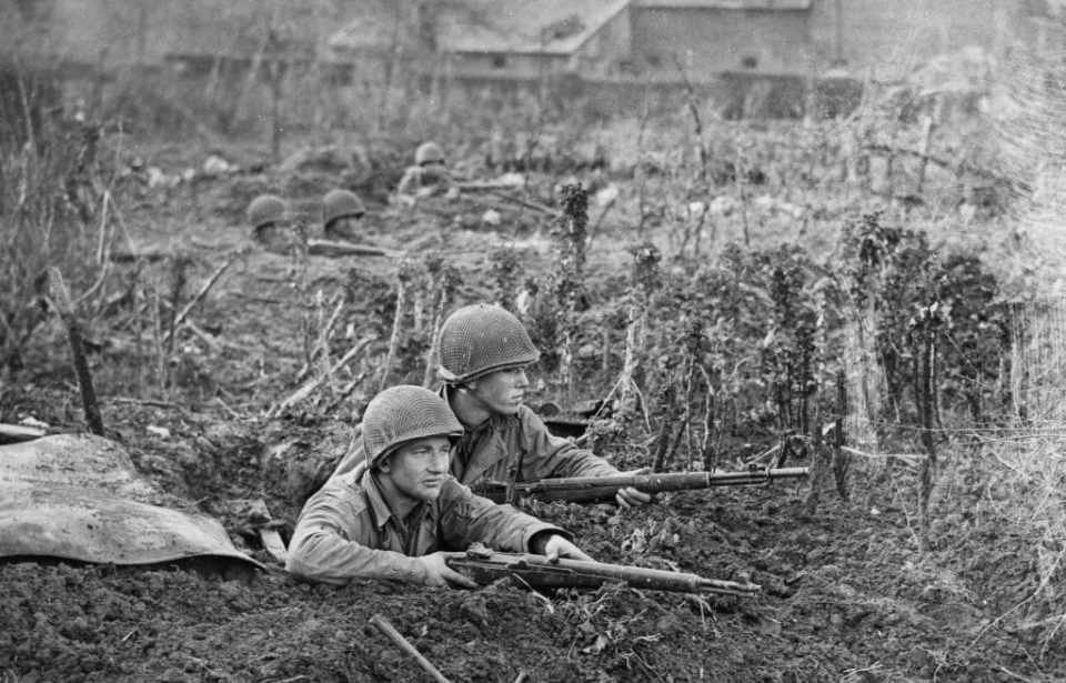 Two soldiers aiming their M1 Garands