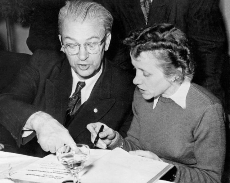Hanna Reitsch sitting with a German government official