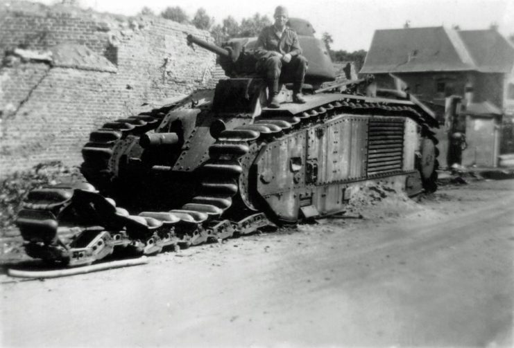 Deutscher Soldat auf einem Char B1 sitzend