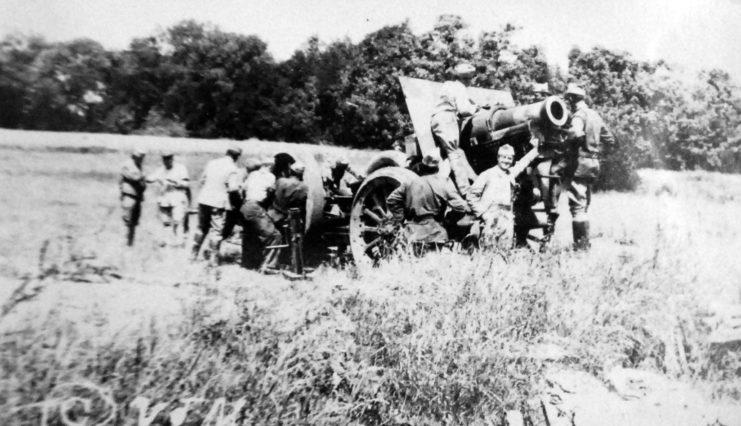 French troops standing around a heavy howitzer