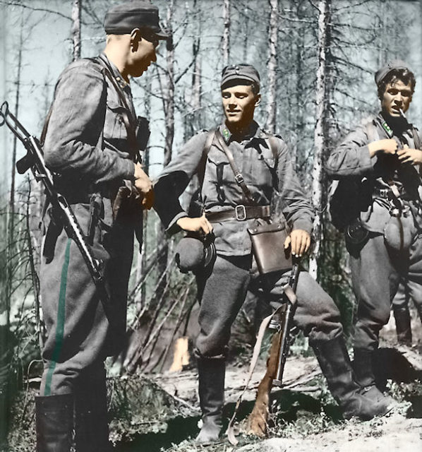 Lauri Törni standing in the forest with two US Army Special Forces members