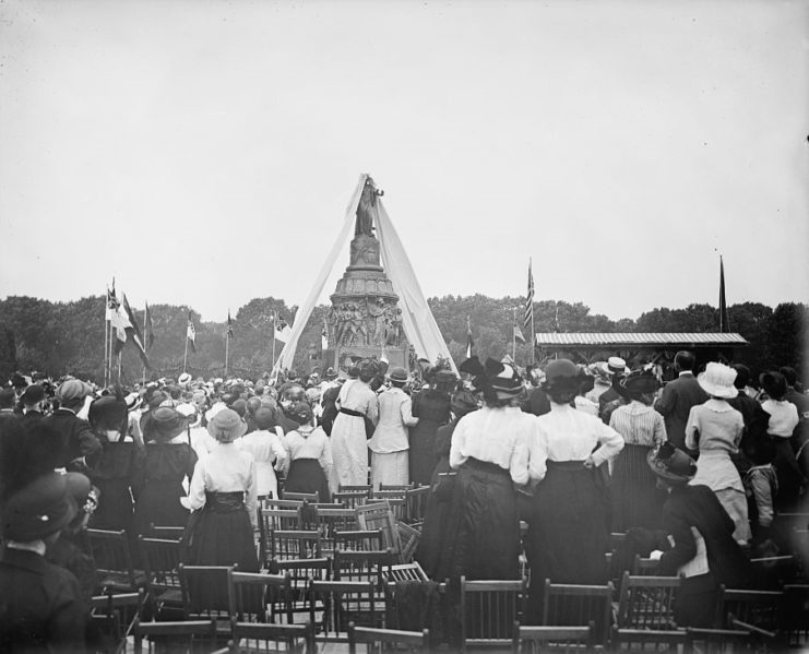 Crowd watching the unveiling of the Confederate monument at Arlington National Cemetery