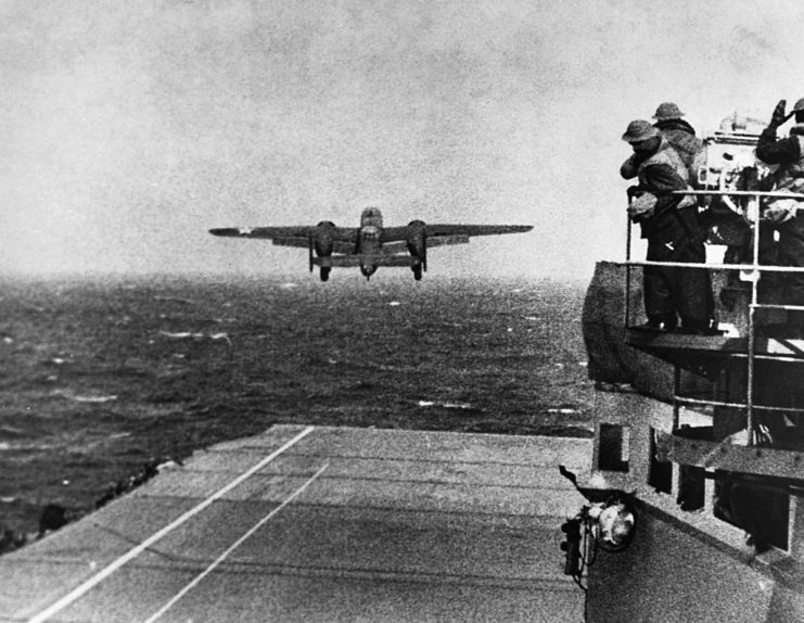 North American B-25 Mitchell décollant du pont de l'USS Hornet (CV-8)