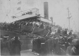 Crewmen leaving the HMS Royal Oak (08)