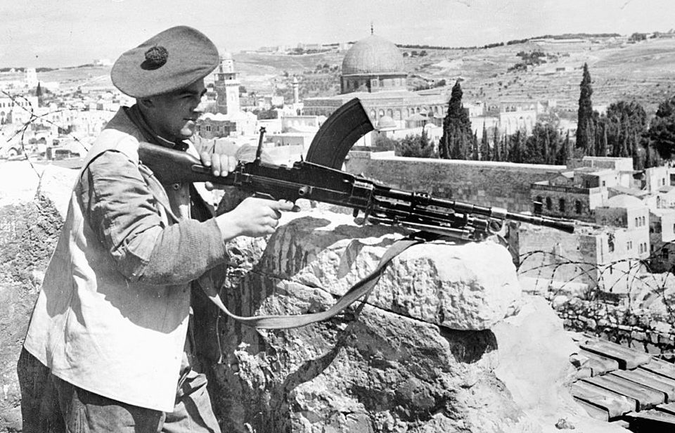 British soldier aiming a Bren light machine gun