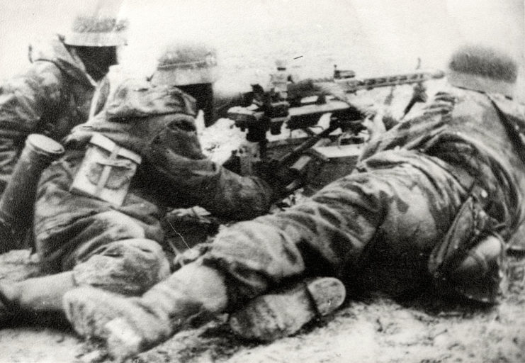 Three German soldiers aiming an MG-42