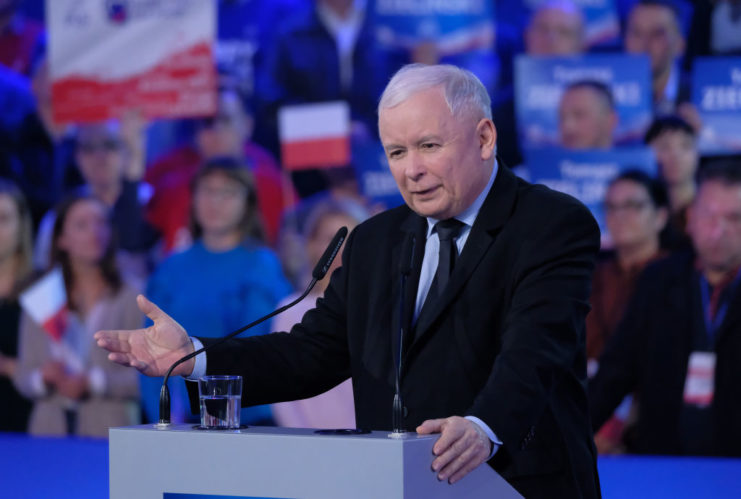 Jarosław Kaczyński speaking at a podium