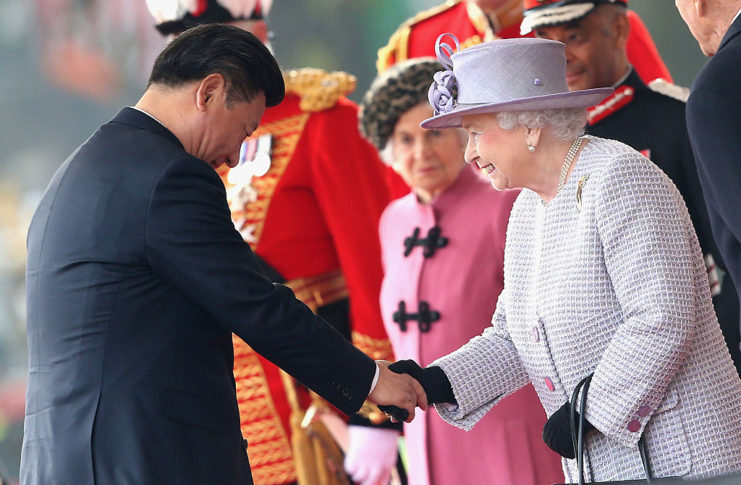 Queen Elizabeth II shaking hands with Xi Jingping