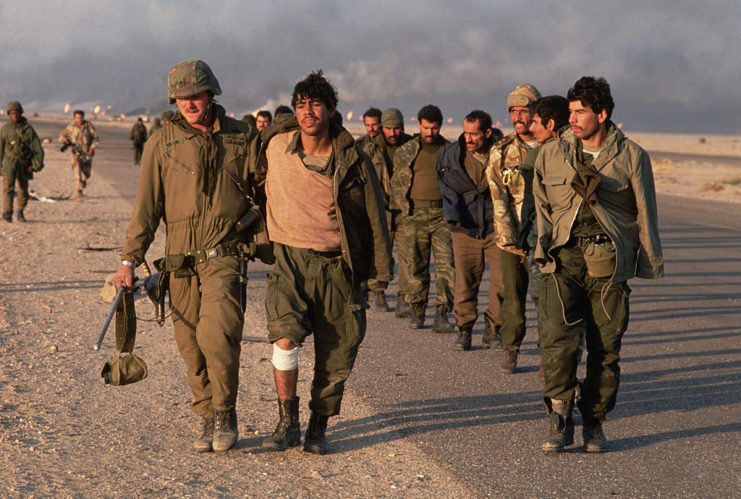 American soldiers with Iraqi soldiers captured as prisoners of war