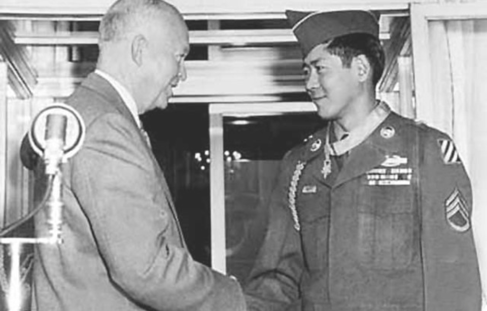 Dwight Eisenhower shaking Hiroshi Miyamura's hand