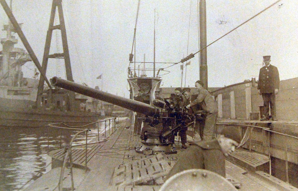 US Navy sailors manning the deck gun of the SM U-111